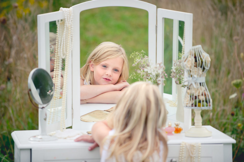 Смуглая малышка Chrystyn красуется перед зеркалом